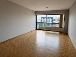 Centraal gelegen tweeslaapkamerappartement gelegen op het 7de verdiep van het appartementsgebouw. Dit situeert zich aan het Zuid in Gent, goed gelegen qua openbare vervoersmiddelen en grote invalswegen, nabij gelegen is er ook een grote openbare parking.<br /><br />Het appartement omvat inkom met ingebouwde vestiairekast, apart bezoekerstoilet, bergingen, zonrijke ruime living met aansluitend terras (voorkant), aparte ingerichte keuken, twee slaapkamers met terras (achterkant) en badkamer (ligbad met douchezone en dubbel lavabomeubel). Kelderberging.<br /><br />Provisie gemeenschappelijke syndickosten 80€/maand, provisie op verwarming en water €120. Energiezuinig appartement met vernieuwde hoogrendementsketel. Teller Elektriciteit privatief. Beschikbaar vanaf 01/12/2026 (kan besproken worden).<br /><br />Voor meer info of een afspraak mail Stefanie@vastgoedbrowaeys.be of bel 055/59 50 10.
