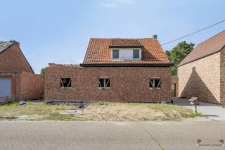 <p><span>For sale: Renovation project with endless possibilities in Balen, near Mol</span></p><p><span>Are you looking for a property that you can finish completely to your own taste? Then this property in quiet Balen is exactly what you are looking for.</span></p><p><span>The property has already been completely gutted and carefully prepared so that you can start finishing immediately. This makes it ideal for those who dream of a home that matches their own wishes and style down to the smallest details.</span></p><p><span>Advantages of this property:</span></p><ul><li><span>Located in a quiet and green area, with all amenities and the center of Mol at a short distance.</span></li><li><span>Fully prepared renovation project: all preparatory works have been carried out, you can start finishing immediately.</span></li><li><span>Lots of space and potential to realize a modern family home or charming country house.</span></li><li><span>Suitable for both private buyers and investors.</span></li></ul><p><span>This property offers a unique opportunity to create your own dream home in a convenient location.</span></p><p><span> </span></p><p><span>Located in a quiet street in Balen, with stores, schools and public transportation nearby. Surrounded by greenery, nature reserve Molse Nete and cycling and walking routes, perfect for those seeking tranquility and accessibility. </span></p>