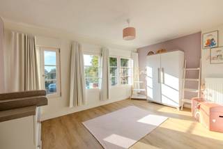 <p><span><strong>Op een centrale locatie in Oosterwijk bevindt zich deze verrassend ruime halfopen woning op een perceel van 345 m². De woning combineert een praktische indeling met veel leefruimte en beschikt bovendien over een conforme elektrische installatie en een gunstig EPC-label B. Ook de tuin en zeer ruime garage/magazijn van maar liefst 60m² zijn een troef.</strong></span></p>
<p><span>Via de inkomhal met gastentoilet komen we in de open leefruimte, waar eetkamer en keuken mooi in elkaar overvloeien. Aansluitend bevindt zich de ruime woonkamer met veel natuurlijke lichtinval. De keuken is praktisch ingericht en biedt rechtstreeks toegang tot de buitenruimte. De woning beschikt daarnaast over een ruime garage, ideaal voor het stallen van de wagen en als extra bergruimte.</span></p>
<p><span>Op de eerste verdieping bevinden zich </span><strong><span>twee volwaardige slaapkamers</span></strong><span> en een opvallend ruime badkamer, uitgerust met onder meer een ligbad, douche, toilet en wastafel. De voormalige zolderverdieping werd volledig ingericht als </span><strong><span>derde slaapkamer</span></strong><span>. Dankzij het open dakgebinte en de ingemaakte kasten is dit een bijzonder ruime en karaktervolle kamer die eveneens uitstekend dienst kan doen als master bedroom.</span></p>
<p><span>Buiten beschikt de woning over een volledig ommuurde en onderhoudsvriendelijke koer, waar voldoende ruimte is voor een gezellige zithoek. Door de ligging op de hoek geniet de woning bovendien van een open gevoel en een vlotte bereikbaarheid.</span></p>
<p><span>Ook technisch zit deze woning goed: </span><strong><span>EPC-label B</span></strong><span>, conforme elektriciteit en CV-op aardgas zijn aanwezig. Een ruime en praktische gezinswoning met drie slaapkamers en garage, ideaal voor wie veel binnenruimte zoekt zonder het onderhoud van een grote tuin.</span></p>
<p><strong><span>Bijzonderheden:</span></strong><span> 3 slaapkamers – ruime badkamer – afgewerkte zolderverdieping met ingemaakte kasten – garage (60m²) – perceel 345 m² – EPC B – conforme elektriciteit – onderhoudsvriendelijke buitenruimte.</span></p>