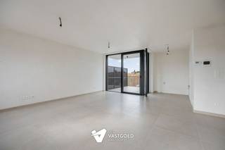 <p><span>Ruim 2-slaapkamerappartement op de bovenste verdieping.</span></p><p><span> </span></p><p><span>Penthouse op de derde verdieping met 103,82 m² bewoonbare oppervlakte en beschikt over 2 slaapkamers en een terras van 11,31 m². De knappe binnenruimte zorgt voor een aangenaam wooncomfort en een gevoel van openheid. 6% BTW tarief mogelijk!</span></p><p><span> </span></p><p><span>De keuken kan nog door de koper gekozen worden binnen het voorziene budget van 12.500 euro excl. btw. Zo wordt dit appartement helemaal afgestemd op de persoonlijke woonstijl van de toekomstige eigenaar.</span></p><p><span> </span></p><p><span>Met vloerverwarming en koeling via geothermie, zonnepanelen, ventilatie D, aluminium ramen met dubbele beglazing en E-peil 10 is dit een energiezuinig en comfortabel appartement op een uitstekende ligging met vrijstelling van het KI in de eerste 5 jaar.</span></p><p><span> </span></p><p><span>Een ruim, modern en toekomstgericht appartement op een centrale locatie in Ham.</span></p><p><span> </span></p>