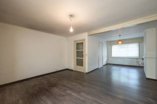 Deze energiezuinige woning met drie slaapkamers (EPC B) is ideaal gelegen in het hart van Sint-Michiels en biedt een uitstekende bereikbaarheid dankzij de vlotte verbinding met zowel de expresweg als de autosnelweg. Daarnaast bevinden winkels, scholen en openbaar vervoer zich op wandel- en fietsafstand. Ook op technisch vlak scoort deze woning uitstekend: ze beschikt over een conforme elektrische keuring, is volledig asbestvrij en heeft een gunstig EPC-label B.<br /><br />Indeling als volgt: ruime inkomhal, lichtrijke woonkamer met eetplaats aansluitend veranda met toegang tot tuin, gesloten en ingerichte keuken, apart toilet en wasplaats. Op het eerste verdiep: 2 ruime slaapkamers en badkamer (wastafel, douche en wc). Via vaste trap komt men op de zolder en treft men de 3de slaapkamer met wastafel. <br /><br />Als extra troef beschikt de woning over een zonnige tuin met tuinberging. Een ideale woning voor wie centraal én energiezuinig wil wonen!<br /><br />Voor meer informatie of een bezoek ter plaatse aarzel niet en bel Gaëlle op het nummer 0479 17 17 17