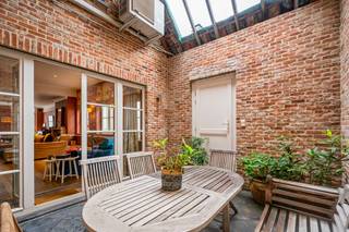 <p>Ontdek deze charmante woning aan de Begijnhofstraat in Lier, waar ruimte en comfort samenkomen in een aangename sfeer. En dit alles met de stadsvesten maar ook de winkels op wandelafstand.<br /><br />De woning is te betreden via de aparte inkomhal die voorzien is van een apart gastentoilet en toegang geeft tot de ruime woonkamer.<br />Vanuit de woonkamer bereiken we de open keuken alsook het overdekt terras. Verder op het gelijkvloers is er nog een wasberging.<br /><br />Op de eerste verdieping geeft de nachthal toegang tot de grote slaapkamer met en-suite badkamer, alsook de ruime, lichtrijke vide en een apart toilet.<br /><br />Op de tweede verdieping vinden we opnieuw een ruime slaapkamer met en-suite badkamer en een dressing.<br /><br />Troeven:<br />+ Hoge afwerkingsgraad<br />+ Instapklare, verzorgde woning<br />+ 2 slaapkamers<br />+ Toplocatie in centrum Lier<br />+ Geen renovatieplicht (EPC C)<br />+ Terras langs de zijkant toegankelijk<br /><br />Interesse in deze instapklare woning? Contacteer ons via 03 337 50 70 of info@vbvastgoed.be voor meer info of een afspraak!</p>