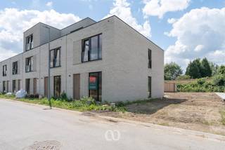 Ben jij op zoek naar een volledig afgewerkte nieuwbouwwoning met twee slaapkamers vlakbij het centrum van Oudenaarde? Gevonden!<br /><br />De lichtrijke leefruimte, de zonnige zuidwestgerichte tuin, de kwalitatieve afwerking en de rustige ligging op een boogscheut van het centrum van Oudenaarde en 't Spei zijn maar enkele van de vele troeven die we hier terugvinden!<br /><br />INDELING:<br /><br />GLV:<br />Je komt de woning binnen via de inkomhal met gastentoilet. Van hieruit heb je toegang tot de ruime en lichtrijke leefruimte die naadloos overloopt in de open keuken. Dankzij de grote raampartijen geniet je hier van een aangename lichtinval en een mooi zicht op de volledig aangelegde tuin met terras. Verder bevindt zich op het gelijkvloers ook nog een handige berging.<br /><br />1eV:<br />Op het eerste verdiep kom je boven in de nachthal. Van hieruit heb je toegang tot twee volwaardige slaapkamers en een volledig afgewerkte badkamer.<br /><br />TUIN:<br />De volledig aangelegde, zuidwestgerichte tuin beschikt over een ruim terras, een verzorgd gazon, hagen en een praktische tuinberging. Hier geniet je optimaal van de middag- en avondzon.<br /><br />NIEUWBOUWPROJECT:<br />Deze woning maakt deel uit van een kwalitatief nieuwbouwproject met verschillende gezinswoningen. Ben je op zoek naar een woning met een andere indeling, oppervlakte of prijsklasse? Contacteer ons dan gerust voor een overzicht van alle nog beschikbare woningen binnen dit project.<br /><br />Lijkt deze instapklare nieuwbouwwoning wel iets voor jou? Aarzel dan zeker niet en contacteer ons vandaag nog voor meer informatie of een bezoek!