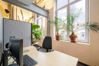 Op een toplocatie in het centrum van Oostende, op korte afstand van het station Oostende en stadhuis, bevindt zich dit bijzondere eigendom. Het pand maakt deel uit van een voormalige kerk die rond het jaar 2000 een nieuwe bestemming kreeg als stijlvolle kantoorruimte met een privatief woongedeelte.<br /><br />Indeling:<br /><br />Via een eigen inkomhal op het gelijkvloers bereikt u, zowel met de trap als met de privatieve lift, de eerste verdieping. Hier opent zich een indrukwekkende kantoorruimte waar het royale volume, de hoge plafonds en de opvallende staalconstructies onmiddellijk de aandacht trekken.<br />De mezzanine vormt een mppo geheel met de onderliggende kantoorruimte en werd praktisch ingericht met een woonkamer, keuken, slaapkamer, badkamer met douche en een aparte wasruimte.<br /><br />Hierdoor biedt het pand de ideale combinatie van comfortabel wonen en professioneel werken onder één dak.