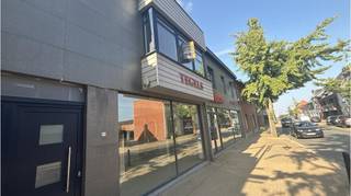 Ruim en instapklaar woon- en handelshuis met grote loods op een zeer goede ligging in het centrum van Aartrijke ( Zedelgem ).Een uitstekend en...