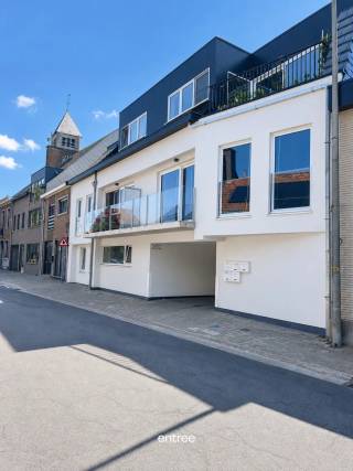 Dit instapklaar appartement ligt onder de kerktoren van het rustige Kluizen en bestaat uit inkom met toilet, living met terras, open en...