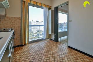 <p><span>Gelegen in een doodlopende straat op een steenworp van het centrum van Kontich, openbaar vervoer en winkels, vinden we dit te moderniseren appartement op de tweede verdieping (geen lift) van een goed onderhouden gebouw. de maandelijkse kosten bedragen 90 euro en omvatten een provisie voor water, aandeel blokpolis, minuterie, onderhoud gemene delen en tuinen, syndicus.</span></p><p><span> </span></p><p><span>De inrichting van het appartement kan een modernisering gebruiken en de elektriciteit is niet conform AREI. Anderzijds beschikt het appartement aan de voor- en zijgevel al over hoogrendementsbeglazing met rolluiken in aluminium kaders van 2019 en achteraan over dubbele beglazing. Het dak is geïsoleerd conform 2050 en de verwarming loopt op een zuinige condensatieketel.</span><span> Tevens werden onlangs de terrassen vooraan en de balustrades vernieuwd. </span></p><p><span> </span></p><p><span>Indeling:</span></p><p><span> </span></p><p><span>Je betreedt het appartement rechtstreeks in de living. Deze meet 27 m², heeft een tegelvloer en een echte seventies bar. Aansluitend is de perfect onderhouden Bulthaup keuken uit de jaren '70 die is voorzien van veel kastruimte, een dubbele gootsteen, oven, elektrische kookplaat, dampkap en koel-vrieskast. Vooraan heeft het appartement een zonnig terras dat zowel via de keuken als de leefruimte toegankelijk is. Dankzij de grote schuiframen is er uitzonderlijk veel lichtinval. </span></p><p><span>Centraal is er de nachthal met een apart toilet en plaats voor vestiaire. De badkamer is uitgerust met een lavabomeubel, een ligbad en aansluiting voor wasmachine en droogkast. De condensatieketel (2016) bevindt zich in een ingemaakte kast. </span></p><p><span>Er zijn 2 ruime slaapkamers en 1 kleinere kamer: 13m², 9m² en 6m². De kleinste is aan de zijkant gelegen en beschikt over een klein balkon.</span></p><p><span>Ondergronds is er nog een privatieve kelderberging.</span></p><p><span>Een achtergelegen garagebox met manuele kantelpoort is optioneel aan te kopen voor € 25.000. </span></p><p><span> </span></p><p><span>Voornaamste troeven:</span></p><p><span> </span></p><ul><li><span>Goed onderhouden gebouw met lage maandelijkse kosten</span></li><li><span>In directe nabijheid van scholen, winkels, openbaar vervoer, verbindingswegen, ...</span></li><li><span>3 slaapkamers (2 ruime en 1 kleinere slaapkamer)</span></li><li><span>Individuele CV op gas, geïsoleerd dak, nieuwe ramen vooraan en opzij</span></li><li><span>Inclusief kelderberging + mogelijkheid garagebox bij aan te kopen aan € 25.000</span></li></ul><p><span> </span></p><p><span>EPC 219 kWh/m² jaar - label C</span></p><p><span>Waterinfo: P-score: B - G-score</span><span>: A</span></p><p><span> </span></p><p><span>Voor meer info of een bezoek ter plaatse bel 03/449.42.41 of surf naar www.habicom.be </span></p><p><span>Benieuwd naar de waarde van jouw woning? Check het gratis op www.watismijnhuiswaard.be</span></p><p><span> </span></p>