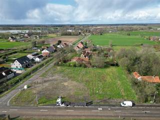 <p><span>Tussen Moerbeke en Klein Sinaai</span><span><br />Dit stukje paradijs situeert zich aan de schilderachtige Oostvaart, omgeven door weelderig groen, idyllische weilanden en een Vlaamse kasseistrook. <br />De locatie biedt niet alleen een serene rust, maar ook gemakkelijke toegang tot alle voorzieningen en uitstekende bereikbaarheid.<br /><br /></span><span>Bouwgrond van 908m² - voor open bebouwing<br /></span><span>Dit bouwlot is bestemd voor open bebouwing en is vrij van bouwverplichting. <br />Het perceel is bouwrijp en voorzien van alle nodige aansluitingen, waardoor je direct aan de slag kunt met het verwezenlijken van jouw droomhuis.<br /><br />De verkavelingsvoorwaarden laten de realisatie van een open bebouwing toe,<br />bestaande uit 2 bouwlagen,<br />met het gelijkvloers tussen 9 en 18 meter en de verdieping tussen 9 en 15 meter diep.<br /><br /><br /></span></p>