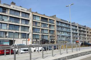 Res. Rivage. Prachtige studio op de Rederskaai te Zeebrugge. Deze studio biedt een comfortabele en gezellige leefruimte met een aparte badkamer, voorzien van douche, lavabo en toilet. Praktisch ingerichte keuken. Kleine slaaphoek die ook kan dienen als extra berging. De grote troef van deze studio is het adembenemend uitzicht. Desgewenst vlot verhuurbaar.<br />Res. A531<br /> 