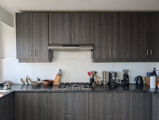 Dit appartement is gelegen op de 8e en hoogste verdieping van de Italiëlei 100. Door de hoge ligging heeft de woonkamer veel lichtinval en een open uitzicht over de Leien in de richting van het Eilandje.<br /><br />De leefruimte vormt één geheel met de open keuken, die functioneel en goed onderhouden is. Er is een ruime slaapkamer aanwezig met ingebouwde kast, aangevuld met een tweede slaapkamer met ingemaakte kast en een klein terras dat uitkijkt op het MAS. De badkamer is praktisch ingericht met ruimte voor een wasmachine en droogkast, het toilet is apart.<br /><br />Dankzij de nieuwe hoogrendement-ramen met dubbel glas en de hoge verdieping zit je hier (verrassend) rustig. Het gebouw beschikt over een conforme lift en een geïsoleerd dak. Met een EPC-label C is er geen renovatieverplichting en er geen grote gemeenschappelijke kosten gepland.<br /><br />Locatie: Zeer centraal gelegen op wandelafstand van de Rooseveltplaats, Ossenmarkt en het Centraal Station, met Velo-stations direct in de buurt. Een strategische basis voor eigen bewoning of investering.<br /><br />Stuur een berichtje voor een bezoek.