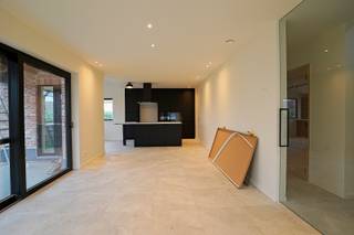 Bij het betreden van deze prachtige woning komt u binnen in een ruime inkomhal. Vanuit de hal bereikt u de royale leefruimte met open keuken, waar comfort en gezelligheid centraal staan. Dankzij de grote raampartijen geniet de woning van een overvloed aan natuurlijk licht.<br />De leefruimte biedt rechtstreeks toegang tot het ruime terras en de grote tuin, ideaal om te ontspannen of gezellig te genieten met familie en vrienden.<br />Verder beschikt de woning over vier volwaardige slaapkamers (waarvan 1 met plaats voor dressing en een aparte gelijkvloerse bureau, perfect voor thuiswerk of hobbyruimte. Er zijn bovendien twee volledig ingerichte badkamers aanwezig, evenals een grote praktische wasruimte met douche.<br />Als extra troeven beschikt deze woning over een garage met dubbele staanplaats, een berg zolder én een kelder, waardoor er aan opslagruimte geen gebrek is. Daarnaast geniet de woning van een prachtig landelijk uitzicht. <br />De woning werd afgewerkt met hoogwaardige materialen, domotica, zonnepanelen en met veel aandacht voor licht, ruimte, energiezuinigheid en wooncomfort. De woning werd ook al compleet geschilderd en de tuin zal nog compleet aangelegd worden (omheining, oprit, gras,...).<br />Een unieke kans voor wie op zoek is naar een ruime en luxueuze huurwoning met alle comfort.<br />Interesse? Mail naar info@rosiersderidder.be<br />Referentie: 5662