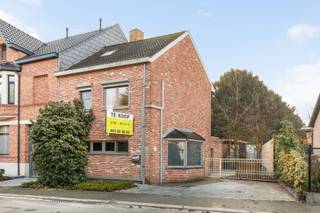Ontdek deze charmante en instapklare halfopen bebouwing in een uitstekende en rustige ligging in Rupelmonde. Een woning die meteen een thuisgevoel creëert en perfect is voor wie comfort en gezelligheid zoekt.<br /><br />De woning beschikt over een volledig ingerichte open keuken met alle moderne voorzieningen, aansluitend op een lichtrijke en warme leefruimte. Verder zijn er 2 ruime slaapkamers en een stijlvolle badkamer met inloopdouche, lavabo en toilet.<br /><br />Dankzij de nieuwe ramen met dubbele beglazing, centrale verwarming op gas, airco’s en een gunstig EPC geniet je hier van optimaal wooncomfort. Ook aan bergruimte werd gedacht.<br /><br />Buiten kom je volledig tot rust in de sfeervol aangelegde tuin met zonnig terras, omgeven door groen en privacy. De oprit biedt extra gemak.<br /><br />Een unieke kans voor wie op zoek is naar een gezellige, energiezuinige woning op een toplocatie. Instappen en genieten!