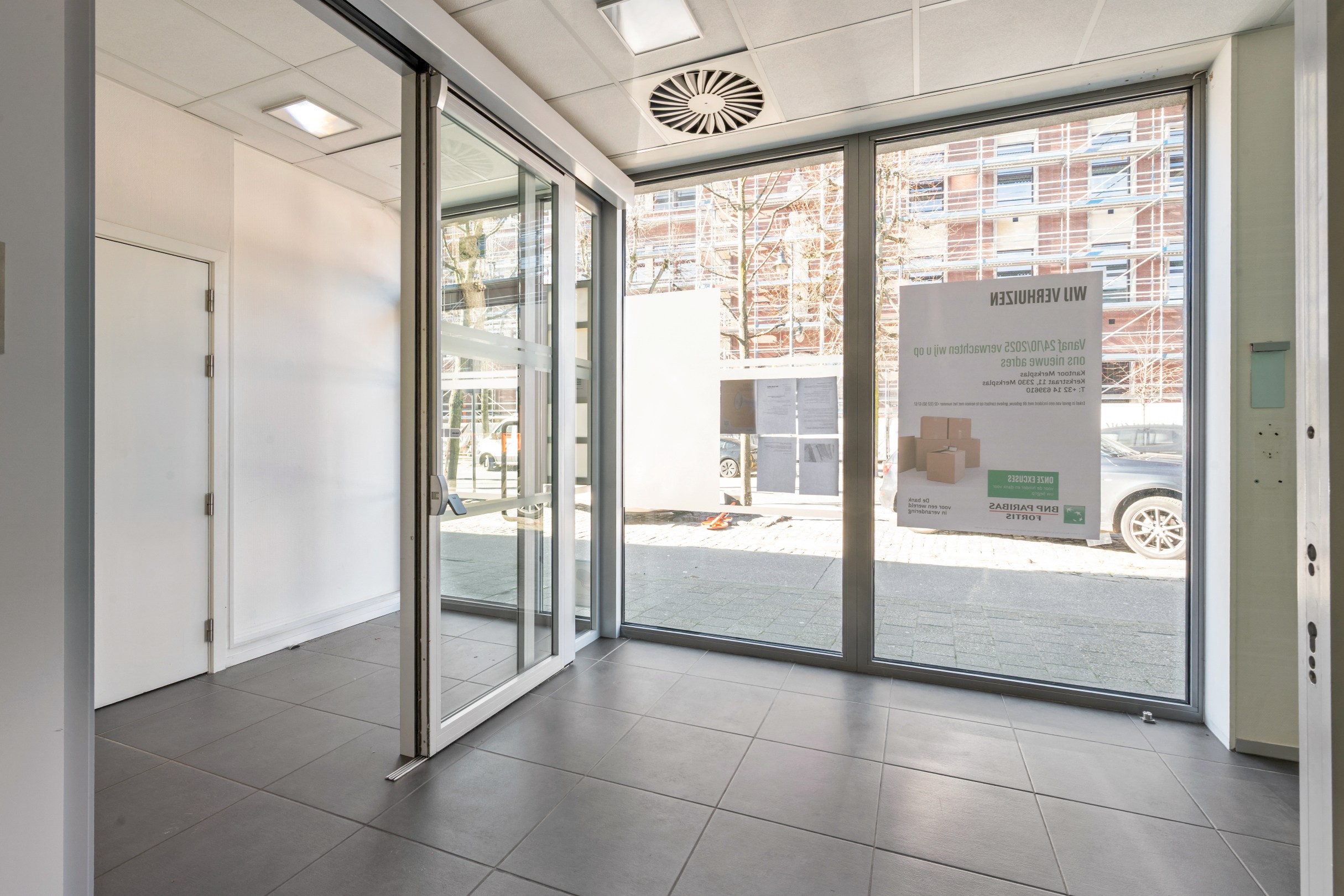 Ruim handelspand met bovenliggend duplex appartement in centrum Hoogstraten! - foto 2