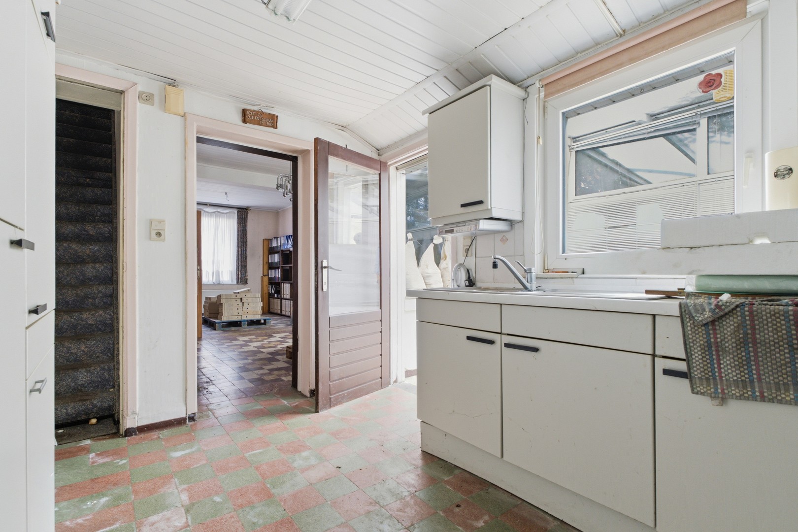 Te renoveren woning met ruime tuin en garage in het hart van Ieper! - foto 5