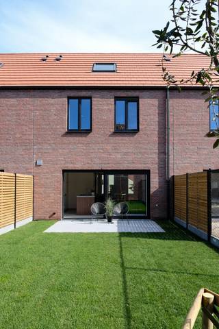 <strong>Dit project voldoet aan de 6% BTW voorwaarden.<br /><br />=&gt; Lot 3 kan gekocht worden in huidige status = gepleisterd en een cementvloer of volledig afgewerkt.</strong><br /><br />Het project is voor 66% uitverkocht.<br /> 
<ul>
	<li>Project in afwerkingsfase - bezoek ter plaatse mogelijk</li>
	<li>6% BTW</li>
	<li>Rand van Brugge</li>
	<li>Gezellig woonerf</li>
	<li>Ruime woningen</li>
	<li>Goede mobiliteit</li>
</ul>
<br /><strong>OMGEVING</strong><br />Net buiten het centrum van Assebroek, op een boogscheut van de bruisende stad Brugge, bouwt Potrell dit hedendaags nieuwbouwproject gelegen in een gezellig woonerf in de Molenstraat.<br />De Molenstraat biedt niet alleen rust, maar ook een uitstekende bereikbaarheid. Of je nu met de auto, fiets of openbaar vervoer reist, je bent snel verbonden met de omliggende steden en dorpen. Binnen enkele minuten bereik je de E40, die je rechtstreeks naar grote steden zoals Gent en Brussel brengt. Bovendien zijn er in de directe omgeving tal van voorzieningen zoals supermarkten, sportclubs en gezellige eetgelegenheden.<br /><br /><strong>INDELING</strong><br />Het gelijkvloers van de nieuwbouwwoningen bestaat uit een inkomhal, een gastentoilet en een ruime berging. De leefruimte heeft een aangename zit- en eethoek en een ruime open keuken. In de privatieve tuinen is het heerlijk vertoeven en kan je genieten van de middag- en avondzon.<br />Op de eerste verdieping ontdekken we de nachthal, een volledig uitgeruste badkamer met toilet, dubbele wastafel, ligbad en inloopdouche. Verder is er nog een handige bergruimte voorzien. De woningen beschikken allen over 3 slaapkamers. Bij elke woning zijn ook reeds één of 2 parkeerplaatsen voorzien.<br /><br /><strong>E-PEIL</strong><br />De woningen worden hoogwaardig en instapklaar afgewerkt met o.a. vloerverwarming en een lucht-water warmtepomp zodat E-peil 30 wordt behaald.<br /><br /><strong>6% BTW</strong><strong> </strong><br /><span><span><span><span><span><span><span><span><span>Indien je als koper aan bepaalde voorwaarden voldoet, kun je eventueel genieten van het 6% BTW-tarief op (een gedeelte van) de constructie. Vraag gerust naar de voorwaarden.</span></span></span></span></span></span></span></span></span>