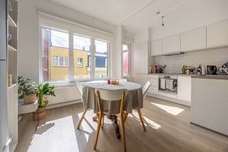 We bieden u dit instapklare appartement aan in de gegeerde Kievitwijk, een levendige en centraal gelegen buurt in Antwerpen, op wandelafstand van...