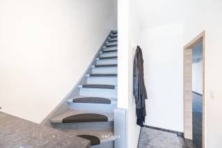 Op zoek naar een woning waar u vandaag nog de sleutel van kunt draaien? Deze instapklare woning, gelegen in het centrum van Temse, combineert de charme van een centrale ligging met het comfort van hedendaags wonen.<br /><br />Zodra u binnenstapt, valt de ruime, open leefruimte op — een warme en lichtrijke plek die uitnodigt tot samenzijn, koken en ontspannen. <br />De keuken, doordacht ingericht en overgoten met natuurlijk licht, vormt het kloppend hart van de woning en biedt alle comfort voor de fijnproever onder ons.<br /><br />Aan de keuken is een berging en via deze keuken wandelt u zo naar buiten, op het grote terras — de ideale plek voor een ontspannen ontbijt in de ochtendzon of een gezellige avond met vrienden.<br /><br />Op de bovenverdieping bevinden zich drie slaapkamers en de badkamer.<br /><br />Dankzij de centrale ligging in Temse heeft u alle winkels, scholen en openbaar vervoer op wandelafstand, terwijl u thuis geniet van rust en ruimte.<br /><br />Kortom: instapklaar, lichtrijk en centraal gelegen — deze woning wacht enkel nog op zijn nieuwe eigenaar.