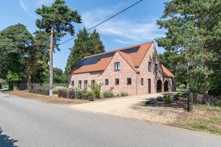 Ruime, toekomstgerichte villa met unieke mogelijkheid tot kangoeroewonen, in Lichtaart<br /><br />Gesitueerd op een riant perceel van 22a 76ca tussen de dorpskernen van Lichtaart en St-Jozef-Olen, bevindt zich deze uiterst energiezuinige nieuwbouwvilla. Met pretpark Bobbejaanland aan de overkant van de straat geniet u hier van een unieke dynamiek en de ideale uitvalsbasis voor de kinderen zodra ze zich vervelen.<br /><br />Het pand blinkt uit in ruimte en flexibiliteit. De indeling is perfect geschikt als kangoeroewoning of als royale gezinswoning: zowel de gelijkvloerse verdieping als de bovenverdieping beschikken over een eigen lichtrijke woonkamer, een open keuken, comfortabele slaapkamers en een elegante badkamer. Grote raampartijen bieden overal een prachtig uitzicht op de aangelegde tuin en het achterliggende groen. Een overdekt terras, dubbele garage en ruime berging maken het comfort compleet.<br /><br />Met een superieur A+ label is de villa volledig klaar voor de toekomst dankzij een warmtepomp, zonnepanelen, een thuisbatterij en een laadpaal.<br /><br />Een zeldzame en veelzijdige opportuniteit.<br /><br />Bestuursmaatregelen in het maatregelenregister: nee