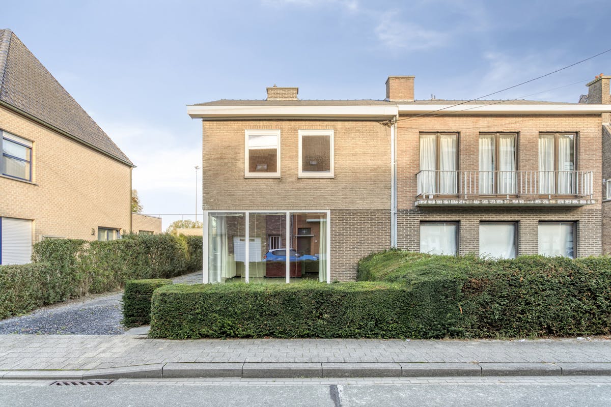 Halfopen gezinswoning te koop in Bissegem! - foto 1