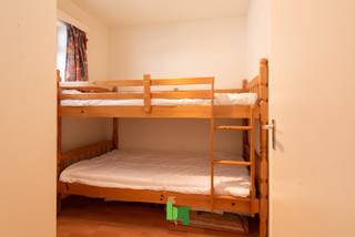 Dit charmante en praktisch ingedeeld appartement is ideaal als tweede verblijf, investering of compacte thuisbasis. De leefruimte geniet van veel natuurlijk licht dankzij de grote ramen en sluit aan op een open keuken.<br /><br />Er is een aparte slaaphoek met stapelbed, perfect voor extra slaapplaatsen. De warme vloer zorgt voor een aangename sfeer.<br /><br />Een instapklaar appartement met optimaal ruimtegebruik en een mooi uitzicht. Interesse? Contacteer ons voor een bezoek!