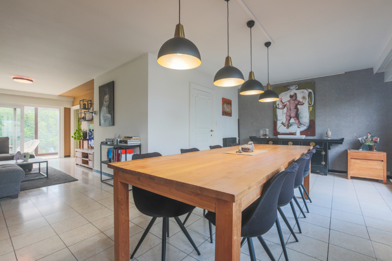 Residentieel gelegen (St- Pius-X wijk), ruime woning met 3 slaapkamers, bureau, ruime garage, gezellige tuin...(zonnepanelen, thuisbatterij, energielabel C...) - foto 4