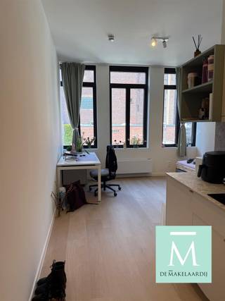 <p><span>STUDENTS ONLY! Gemeubelde studio in hartje Mechelen - EERSTE BEWONING NA RENOVATIE </span></p><p><span>Kom blokken in Blokstraat 10", dé moderne en knusse thuisbasis voor studenten die comfortabel willen wonen. Je komt terecht in een spiksplinternieuwe doch supergezellige studio, voorzien van alle modern comfort en gemak.</span></p><p><span>Zeer centraal gelegen in hartje Mechelen (Vismarkt) terwijl je geniet van een rustige straat vlakbij alle voorzieningen (Thomas More, winkels, bushaltes, de levendige Markt en Bruul, etc.)</span></p><p><span>De studio is gelegen op de eerste verdieping met grote ramen richting de tuin en dus veel daglicht. De studio beschikt over een ruime aparte badkamer, een apart toilet alsook een leefgedeelte met slaapplaats, zithoek en open kitchenette.</span></p><p><span> </span></p><p><span>Ter info:</span></p><p><span>·De studio heeft een totale oppervlakte van 22,5m² en omvat een aparte toilet alsook een aparte ruimte badkamer met douche, ingebouwde lavabo met lade en spiegel.</span></p><p><span>·De kitchenette werd uitgevoerd in zeer mooie materialen en is voorzien van ledverlichting. Deze omvat verder een koelkast, een inductievuur met twee zones, een telescopische dampkap en een grote lavabo met ééngreepskraan. Er werd plaats voorzien voor het toevoegen van een vrijstaande microgolfoven (zelf mee te brengen). </span></p><p><span>·De studio is bemeubeld met een enkel bed (matras zelf te voorzien), een bureau van 160x80cm, een bureaustoel en een kleerkast. Persoonlijke aankleding en detaillering laten we aan de bewoner over (binnen de grenzen van het huishoudelijke reglement).</span></p><p><span> </span></p><p><span>Verder beschikt het pand over het modernste gemak en technische eisen als volgt:</span></p><p><span>·videofoon met kleurenscherm per individuele studio;</span></p><p><span>·verwarming (én koeling in kamers en studio's) via warmtepomp en ventiloconvector;</span></p><p><span>·grote gemeenschappelijke ruimte op gelijkvloers met volledig uitgeruste keuken, zithoek en apart toilet;</span></p><p><span>·gemeenschappelijke tuin waar het heerlijk vertoeven is in lente, zomer en herfst!</span></p><p><span>·vloerverwarming in de gemeenschappelijke delen</span></p><p><span>·ventilatie systeem C;</span></p><p><span> </span></p><p><span>ENKEL voor studenten en GEEN domicilie mogelijk!</span></p><p><span>Maandelijkse gemeenschappelijke lasten bedragen 75 (provisie) en omvatten water, elektriciteit, verwarming en internet.</span></p><p><span>Kom zeker langs voor een bezoek en ontdek Blokstraat 10, dé plek in Mechelen om te studeren, relaxen én connecteren.</span></p><p><span> </span></p><p><span>Voor een bezoek of meer info : contacteer De Makelaardij - 015 20 20 82 - info@demakelaardij.be</span></p><p><span> </span></p>