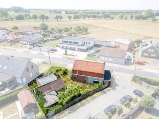 p een aangename locatie in Adegem bevindt zich deze casco woning met bijzonder veel potentieel. Een unieke kans voor handige harry’s, renovatieliefhebbers of professionelen die op zoek zijn naar een project waarin ze hun eigen droomwoning volledig kunnen realiseren.
<p>De huidige casco staat biedt u de vrijheid om de woning volledig naar eigen smaak en wensen af te werken. Van de indeling en technieken tot de materialen en afwerking: hier bepaalt u zelf hoe uw toekomstige thuis eruitziet.<br /><br /><strong>Een blanco canvas</strong></p>
<p>Deze woning vormt de ideale basis voor wie graag de handen uit de mouwen steekt. Dankzij de casco toestand zijn er tal van mogelijkheden om een moderne, landelijke of tijdloze woning te creëren die volledig aansluit bij uw persoonlijke woonwensen.</p>
<p>Ook voor een ervaren aannemer of professional biedt dit project interessante mogelijkheden.<br /><br /><strong>Troeven</strong></p>
<ul><li><strong>Casco woning met enorm veel potentieel</strong></li><li><strong>Vrijheid om volledig naar eigen smaak af te werken</strong></li><li><strong>Ideaal renovatie- of bouwproject</strong></li><li><strong>Perfect voor handige harry’s en professionelen</strong></li><li><strong>Tal van mogelijkheden qua indeling en afwerking</strong></li><li><strong>Gelegen in Adegem</strong></li></ul>
<p>Droomt u ervan om zelf uw ideale woning te creëren? Dan is Kruisken 29 de perfecte uitdaging om uw handen uit de mouwen te steken en deze casco woning om te toveren tot een unieke thuis! </p>