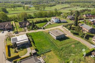 <p><span>Op zoek naar een uitzonderlijke bouwgrond voor uw droomwoning? Dit perceel voor open bebouwing, gelegen langs de Doornbergstraat 32 in Langdorp, biedt een zeldzame combinatie van ruimte, rust en een unieke ligging.</span></p><p><span>Met een oppervlakte van 6 are 94 centiare en een indrukwekkende straatbreedte van 20 meter geniet u hier van maximale bouwmogelijkheden. Zo kan u een woning realiseren met een gevelbreedte van maar liefst 14 meter. De toegestane bouwdiepte bedraagt 15 meter op het gelijkvloers en 12 meter op de eerste verdieping, goed voor een totale bewoonbare oppervlakte tot 378 m² ideaal voor wie ruim en comfortabel wil wonen.</span></p><p><span>De Doornbergstraat is zonder twijfel een échte toplocatie. De straat is autoluw, wat zorgt voor een bijzonder rustige en aangename woonomgeving. Dankzij de hogere ligging geniet u bovendien van prachtige, open zichten over de Demervallei een exclusieve troef die zelden voorkomt. Bovendien gaat het om een van de weinige nog beschikbare bouwpercelen in deze gegeerde omgeving.</span></p><p><span>Ook de bereikbaarheid is uitstekend: op slechts 5 minuten van het centrum van Aarschot, met een vlotte verbinding naar winkels, scholen, sportfaciliteiten, het station en de autosnelweg.</span></p><p><span>Kortom, een unieke opportuniteit voor wie wil bouwen op een topligging met ruimte, rust en een prachtig uitzicht. </span></p><p><span> </span></p><p><span>Is deze unieke bouwgrond iets voor u? Zie je jezelf hier al wonen? Neem contact op voor meer info via info@immolivit.be of 016 15 31 15.</span><span> </span></p><p><span> </span></p><p><span> </span></p>