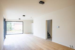 In de Bierbeekstraat in Korbeek-Lo bevindt zich deze volledig vernieuwde en uitzonderlijk energiezuinige woning. De oorspronkelijke woning uit de jaren ’50 onderging een ingrijpende totaalrenovatie en werd omgevormd tot een hedendaagse, comfortabele gezinswoning, volledig klaar voor de toekomst.<br /><br />De ligging is bijzonder aangenaam: rustig en groen, maar tegelijk op korte fietsafstand van het centrum van Leuven. Ook het dorpscentrum van Korbeek-Lo ligt vlakbij, met scholen, winkels, horeca en sportmogelijkheden binnen handbereik. Bovendien zijn het Researchpark Haasrode, UZ Gasthuisberg en de E40 vlot bereikbaar.<br /><br />Op het gelijkvloers betreed je de woning via de inkomhal, die toegang geeft tot de zeer ruime en lichtrijke leefruimte met eetplaats en open keuken, evenals tot een vestiaire, berging, gastentoilet en een extra kamer die kan dienen als bureau, vijfde slaapkamer of hobbykamer. Grote schuiframen verbinden de leefruimte met het terras en de volledig rondom gelegen tuin.<br /><br />Op de eerste verdieping bevinden zich vier volwaardige slaapkamers en twee badkamers, beide uitgerust met dubbele lavabo, inloopdouche en toilet. Eén van de badkamers beschikt bovendien over een ligbad. De master bedroom met ensuite badkamer geeft toegang tot een aangenaam dakterras.<br /><br />Daarnaast beschikt de woning over een ruime kelder over bijna de volledige oppervlakte van het huis.<br /><br />Een extra troef is het bijgebouw met op het gelijkvloers een ruime garage en op de verdieping een multifunctionele ruimte, ideaal als bureau, hobbyruimte, speelkamer, logeerkamer of studio.<br /><br />De woning blinkt bovendien uit in energiezuinigheid met een EPC-label A, zonnepanelen en ventilatiesysteem D.<br /><br />Contacteer ons voor meer informatie of een bezoek ter plaatse.
