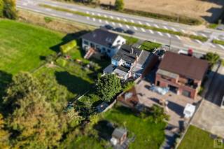 Deze héél charmante en atypische woonst kan u terugvinden net op de taalgrens te Vloesberg (faciliteitengemeente), centrum van Ronse en Brakel...