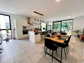 <p><span>Prachtig energiezuinig nieuwbouwappartement in hartje Hamme</span></p><p><span> </span></p><p><span>Dit luxueuze appartement is gelegen in een kleinschalig appartementencomplex (Kerckwijk), is autovrij en heeft een zeer rustige ligging achteraf.</span></p><p><span>Het nabije park sluit rechtstreeks aan bij de residentie en biedt een uniek kader om in te vertoeven en tot rust te komen.</span></p><p><span>De lift brengt je naar de 1ste verdieping. Je komt via de inkomhal binnen in de lichte leefruimte met open keuken (met aparte berging).</span></p><p><span>Deze keuken is all-in, met name kookvuur, dampkap, heteluchtoven, koelkast & vaatwas.</span></p><p><span>Het zonneterras is zuidgericht en biedt zowel zon als schaduw tijdens de warme zomermaanden. Het uitzicht op groen is hier eveneens een troef.</span></p><p><span>Er wordt verwarmd met vloerverwarming wat een gelijkmatige warmte geeft in alle ruimten en geen hinderlijke radiatoren in het zicht.</span></p><p><span>De badkamer beschikt over een ruime inloopdouche en 2 wastafels met kastruimte. Het toilet is apart.</span></p><p><span>De 2 slaapkamers zijn voldoende ruim en hebben vliegenramen.</span></p><p><span>En plus is er een ondergrondse parkeerplaats voorzien.</span></p><p><span> </span></p><p><span>Huurprijs: € 925/maand + €80 algemene kosten</span></p><p><span> </span></p><p><span>Wens je graag een bezichtiging?</span></p><p><span>Bel dan naar 052/50 50 00.</span></p><p><span>Wij plannen graag een afspraak in! </span></p><p><span> </span></p>