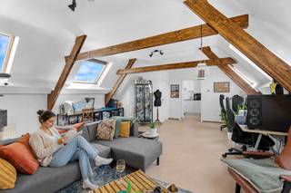 <p>In een rustige en vlot bereikbare omgeving te Oostkamp (Moerbrugge) bevindt zich dit instapklare duplexappartement zonder syndic, waar u geniet van maximale privacy en geen gemeenschappelijke kosten.</p><p>Via uw private inkom op het gelijkvloers komt u binnen in de inkomhal met praktische berging/fietsberging en trap naar de verdieping. Op de eerste verdieping vindt u een ruime slaapkamer, een onderhouden badkamer met ligbad en wastafel, evenals een apart toilet.</p><p>De tweede verdieping vormt het hart van het appartement: een opvallend ruime en lichtrijke leefruimte (ca. 40 m²) met aansluitend een recent vernieuwde keuken en een extra berging voor technieken en stockage. De open indeling en de dakstructuur zorgen hier voor een aangenaam ruimtegevoel.</p><p>De voorbije jaren werd het appartement grondig aangepakt: elektriciteit werd vernieuwd en is conform , er werd een nieuwe condensatieketel geplaatst, de keuken werd vernieuwd (Dovy) en alle veluxramen (8 stuks) werden vervangen met aandacht voor comfort en isolatie.</p><p>Met een EPC-label C (239 kWh/m² jaar) biedt dit appartement een degelijke energieprestatie .</p><p>De ligging combineert rust met een uitstekende bereikbaarheid: station, winkels, scholen en de E40 bevinden zich op korte afstand.</p><p>Een ideale opportuniteit voor starters of wie zorgeloos wil wonen zonder syndickosten.<br />Interesse?</p>