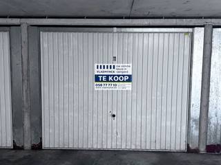 Afgesloten garagebox te koop op de ondergrondse verdieping onder domein De Vierbarke te Nieuwpoort vlakbij de Havengeul en op wandelafstand...