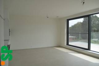 Energie zuinig Ben-appartement op wandel afstand van supermarkten, winkels en opritten E313 en E34. Het appartement is afgewerkt met duurzame materialen en er is een lift in het gebouw. <br />Het appartement bestaat uit inkomhall met apart toilet, leefruimte met open keuken en aangrenzend een zeer ruim terras, badkamer met inloopdouche, 2 slaapkamers en berging. Verder heeft het appartement een kelderberging en een staanplaats in de ondergrondse parking.<br />Epp in aanvraag.<br />Voor bijkomende inlichtingen of een bezoek ter plaatse kan u ons contacteren op het nummer 014/51.95.00.