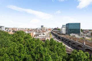 Gerenoveerd studio-appartement op toplocatie. <br /><br /><span>Deze studio is gelegen op de 8ste en tevens hoogste verdieping en vlakbij het station van Antwerpen Centraal. Gelegen in een mooie, brede en groene straat met parkeermogelijkheden. Een topligging dus! Door de grote raampartij is het voorzien van veel natuurlijke lichtinval. Er is een aparte inkomhal, en half open keuken, een mooie leefruimte en slaapkamer. Ook een ruime badkamer werd hier voorzien. <br /><br />Een ideale investering voor wie openbaar vervoer en stadsleven graag combineert. <br /><br />Bijzonderheden: <br /><br />- Asbestveilig <br />- Gunstig EPC<br />- Lage vaste kosten <br />- Lift conform </span>