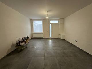 Volledig gerenoveerde woning met vrijstaande garage.<br /><br />De woning bestaat uit:<br />Gelijkvloers: ruime, lichtrijke leefruimte met open, ingerichte keuken - badkamer - traphal<br />Verdieping: nachthal - 2 slaapkamers<br /><br />Terras, tuin en vrijstaande garage.<br /><br />Centrale verwarming op aardgas (2023)<br /><br />Vrij vanaf 1/12