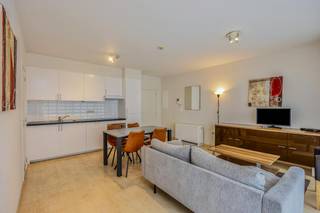 Brussel - Deze mooie gemeubileerde studio van 47m² bevindt zich op de 2e verdieping van de Groendreef 14, 1000 Brussel.<br /><br />De ligging is ideaal, met Tour & Taxis - KANAL Pompidou - Gare Maritime - Sainctelette - Sint-Katelijne - Brussel-Noord - en het stadscentrum van Brussel op wandelafstand.<br /><br />- Woonkamer met open keuken<br />- Open slaapkamer (slaaphoek)<br />- Badkamer met douche en toilet<br /><br />Mede-eigendomskosten: € 100/maand (inclusief onderhoud en verbruik van de gemeenschappelijke delen + beheerskosten)<br /><br />Interesse in een bezoek? Vraag uw bezoek aan via www.dewaele.com.