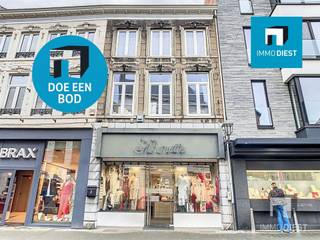 <p><span>Prijsaanpassing:buitenkans voor beleggers. Meer dan 6% bruto-rendement !!!</span></p><p><span>Unieke investeringskans in hartje Diest: handelspand mét woonst voor slechts 299.000 (voorheen 429.000!!).  </span></p><p><span>Sterk brutorendement van meer dan 6% % op de huidige huur (1.845/maand, verhuurd tot 7/2026). </span></p><p><span>Het ruime, goed onderhouden pand omvat winkelruimte, kelder, keuken, living, 2 slaapkamers, badkamer en zolder. </span></p><p><span>Unieke troef: het dak werd vernieuwd in 2022 én het E-label D betekent géén renovatieverplichting! </span></p><p><span>Toplocatie op de hoek van winkelwandelstraat, vlakbij de Grote Markt en parking. </span></p><p><span>Extra voordeel: starters kunnen tot 6.250 premie krijgen van stad Diest. </span></p><p><span>Na 2026 vrij te gebruiken of verder te verhuren. </span></p><p><span>Ideaal voor investeerders en/of voor ondernemers.</span></p><p><span>Mis deze kans niet  kwaliteit, zekerheid én rendement in één!</span></p><p><span>Interesse: bel Immo Diest: 013 31 25 22? Of mail naar info@immodiest.be</span></p><p><span>Immo Diest  transparantie, expertise en persoonlijke begeleiding.</span></p><p><span>U kan me ook contacteren op 0498 52 64 52 of op jan.vanonckelen@immodiest.be</span></p><p><span> </span></p><p><span> </span></p><p><span> </span></p>