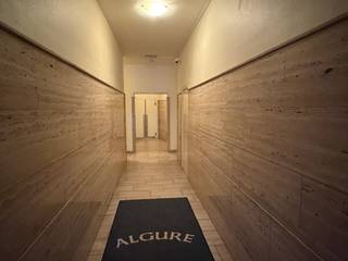 Genk-centrum , Dieplaan 29 bus 28 – Gezellig appartement met 1 slaapkamer (47 m²) en kelderberging.<br /><br />Dit appartement is ideaal gelegen in het centrum van Genk en geschikt voor 1 persoon.<br /><br />Het appartement bevindt zich op de 5de verdieping van Residentie Algure en is gelegen vlak tegenover het stadhuis en Stadsplein. <br />Deze residentie beschikt over een verzorgde inkomhal en 2 liften. <br /><br />Het appartement is ingedeeld als volgt: 
<ul>
	<li>inkomhal met toegang naar het het toilet en woonkamer</li>
	<li>lichtrijke woonkamer met mooi uitzicht</li>
	<li>open keuken met koelkast + nieuwe oven, keramische kookplaten en dampkap (deze worden begin december nog geïnstalleerd)</li>
	<li>slaapkamer</li>
	<li>badkamer met ligbad, wastafel en aansluiting voor een wasmachine</li>
	<li>apart toilet</li>
	<li>praktische kelderberging.</li>
</ul>
<br /><strong>Het appartement werd net helemaal herschilderd en behangen en er worden begin december nieuwe keukentoestellen geïnstalleerd (dampkap, oven en vitrokeramische kookplaat)</strong><br /><br /><strong>Bijzonderheden:</strong>

<ul>
	<li>Beschikbaar: onmiddellijk</li>
	<li>Aparte toiletruimte</li>
	<li>EPC-label C</li>
	<li>Lift aanwezig</li>
	<li>Kelderberging</li>
	<li>Topligging in het centrum van Genk</li>
	<li>In de maandelijkse lasten (€60/maand) is reeds een provisie inbegrepen voor het privé waterverbruik</li>
	<li>Centrale ligging: op wandelafstand van winkels, scholen, apotheek en openbaar vervoer.</li>
</ul>
<br />Voor meer informatie of een plaatsbezoek kunt u contact opnemen met ons kantoor via 089/308.700.