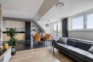 <p>Dit <strong>instapklaar appartement </strong>beschikt over een aangename indeling en hedendaags wooncomfort, en is gelegen op een gunstige locatie te Duffel. Indeling: ruime inkomhal met apart gastentoilet. Van hieruit betreedt u de lichtrijke leefruimte met grote raampartijen die zorgen voor een mooie lichtinval en directe toegang bieden tot het <strong>riante terras</strong>, voorzien van een praktische tuinberging met<strong> infrarood sauna</strong>. Dankzij de <strong>zuidelijke oriëntatie</strong> van het terras is dit een ideale plek om buiten te vertoeven. Aansluitend aan de leefruimte bevindt zich de <strong>volledig uitgeruste keuken</strong>, ingericht met een inductiekookplaat, dampkap, oven, microgolfoven, vaatwasser en dubbele spoelbak. Verder beschikt het appartement over <strong>2 slaapkamers</strong>. De badkamer is uitgerust met een douchecabine met massagefunctie en een lavabomeubel. Tot slot beschikt het pand over een afgesloten garage.<br /><br />Extra:<br />- EPC-klasse <strong>B</strong> (149 kWh/m² jaar), <strong>elektriciteit = conform</strong><br />- Airco + zonnewering aanwezig<br />- Watertoets: P-score A, G-score A. Niet gelegen in mogelijks of overstromingsgevoelig gebied, niet gelegen in afgebakend overstromingsgebied of afgebakende oeverzone, niet gelegen in risicozone overstromingen <br />- Wg, Gvkr, Gmo, verdere stedenbouwkundige informatie in aanvraag. <br /><br />Nabij school, winkels, autosnelweg, openbaar vervoer, etc. Voor meer info ga naar www.coenenvastgoed.be of bel 03/375.82.92</p>