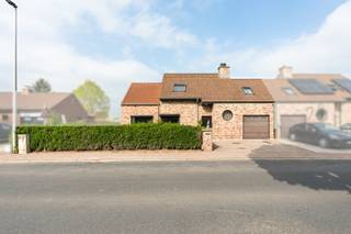 Te koop: ruime halfopen woning in Kampenhout, gelegen in een rustige residentiële buurt nabij openbaar vervoer.Deze woning combineert een gunstig...