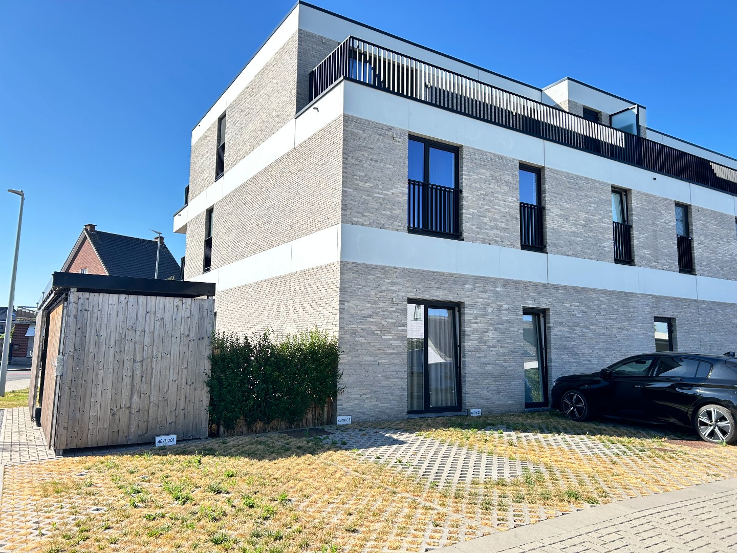Gelijkvloers appartement met terras, tuintje en autostaanplaats - foto 4