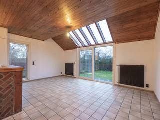 <strong>VRIJSTAANDE WONING MET 3 SLAAPKAMERS EN 2 BADKAMERS OP EEN PERCEEL VAN 4A23CA TE MAASEIK.</strong><br /><br /><strong>TROEVEN</strong><br />- Gelegen aan de Maasplassen op wandelafstand van het centrum.<br />- Lichtrijke woning met een speelse indeling. <br />- Vernieuwde ramen (aluminium) en vernieuwde keuken.<br />- Volledig onderkelderd.<br />- Inpandige garage.<br /><br /><strong>KELDERVERDIEPING</strong><br />- Garage (5,40m x 5,50m = 29,70m²): poort, smeerput, CV-installatie stookolie, tegelvloer.<br />- Berging 1 (2,60m x 4,40m = 11,44m²): aansluiting wasmachine, deur naar tuin, tegelvloer.<br />- Berging 2 (2,70m x 5,15m = 13,91m²): tegelvloer.<br />- Berging 3 (2,45m x 2,60m = 6,37m²): tegelvloer.<br />- Berging 4 (2,70m x 3,50m = 9,45m²): tegelvloer.<br /><br /><strong>GELIJKVLOERS</strong><br />- Inkomhal (2,65m x 1,60m = 4,24m²): trap naar 1ste verdieping, tegelvloer.<br />- Eetkamer ((5,00m x 2,55m) + (3,50m x 2,85m) = 22,73m²): schuifpui naar tuin, tegelvloer.<br />- Keuken (3,50m x 3,00m = 10,50m²): onder- en bovenkasten, koelkast, vaatwasser, keramische kookplaat, dampkap, trap naar kelder, tegelvloer.<br />- Toilet (1,40m x 1,60m = 2,24m²): zittoilet, lavabo, wandbetegeling, tegelvloer.<br />- Berging (1,75m x 1,70m = 2,98m²): doorgeefluik, tegelvloer.<br /><br /><strong>VERDIEPING +01</strong><br />- Overloop (1,80m x 1,35m = 2,43m²): trap naar 2de verdieping, houten vloer.<br />- Woonkamer (5,40m x 5,50m = 29,70m²): schouw voor kachel, houten vloer.<br /><br /><strong>VERDIEPING +02</strong><br />- Overloop (1,80m x 1,30m = 2,34m²): trap naar 3de verdieping, laminaat.<br />- Badkamer (1,70m x 3,00m = 5,10m²): ligbad, lavabo, Velux-raam, wandbetegeling, tegelvloer.<br />- Slaapkamer 1 (3,60m x 4,50m = 16,20m²): inbouwkasten, laminaat.<br />- Doucheruimte (3,00m x 1,60m = 4,80m²): douche, zittoilet, lavabo, wandbetegeling, tegelvloer.<br /><br /><strong>VERDIEPING +03</strong><br />- Overloop (1,70m x 1,80m = 3,06m²): Velux-raam, laminaat.<br />- Slaapkamer 2 (2,65m x 5,50m = 14,58m²): Velux-raam, zicht op de Maasplassen, laminaat.<br />- Slaapkamer 3 (2,68m x 5,50m = 14,74m²): Velux-raam, zicht op de Maasplassen, laminaat.<br /><br /><strong>EXTERIEUR</strong><br />- Omheinde tuin.<br /><br />Bekijkt u deze advertentie via een aanverwante vastgoedsite, surf dan zeker naar onze website www.N78vastgoed.be voor een uitgebreide beschrijving en foto's. Meer info: +32 (0)89 86 18 88 of info@N78vastgoed.be.