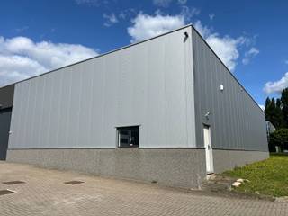 L'espace de stockage n'est loué qu'à la personne qui prend également les 500m² de bureaux.

Charges + Précompte immbolier (bureau et entrepot): 2270,84 € par mois

Situé à un emplacement stratégique le long de la Leuvensesteenweg à Zaventem, nous proposons à la location cet entrepôt fonctionnel de 590 m². L’entrepôt est facilement accessible via l’E40 et le Ring de Bruxelles, et se trouve à proximité de l’aéroport de Zaventem.

Caractéristiques :

-Superficie : environ 590 m²
-Accès via 1 porte sectionnelle – idéal pour les livraisons et la logistique
-Utilisation polyvalente : stockage, logistique, petite activité artisanale, etc.
-Bonne accessibilité et visibilité le long de la Leuvensesteenweg

Atouts supplémentaires :

-Situation idéale pour les entreprises actives dans la région de Zaventem/Bruxelles
-Grand espace de manœuvre pour camionnettes et camions
-Disponible immédiatement

Intéressé ?
Contactez-nous pour plus d’informations ou pour planifier une visite : 02/462.32.00.