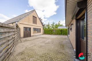 Gelijkvloerse gezinswoning met een ruime werkplaats van 140m² op een perceel van 10 are 16 ca.<br />De woning is voorzien van 4 slaapkamers, een inpandige garage en een ruime living met veel lichtinval.<br />Daarnaast is er een gunstige EPC-score van 295 kWh/m² of label C waardoor er geen renovatieverplichting van toepassing is.<br />Het pand biedt een goede basis om naar eigen smaak in te richten.<br /><br />Indeling: (plan in bijlage)<br />Gelijkvloers: <br />+ Inkomhal<br />+ Leefruimte met veel lichtinval<br />+ Keuken<br />+ Achterinkom<br />+ Badkamer<br />+ Apart toilet<br />+ Slaapkamer 1 <br />+ Slaapkamer 2<br />+ Slaapkamer 3 <br />+ Inpandige garage<br /><br />1ste verdieping:<br />+ Ruime slaapkamer met airco<br />+ Zolderruimte (berging)<br /><br />Werkplaats:<br />+ Open ruimte met een zolder op de eerste verdieping<br /><br />Op zoek naar een combinatie van wonen en werkplaats/ opslag? Dan is deze woning zeker iets voor jou.<br />Neem contact met ons op en we helpen u graag verder.