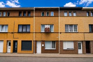 Welkom in deze bijzonder charmante en verrassend ruime stadswoning, uitstekend gelegen op een centrale locatie aan de Van Havermaetstraat 20 in Sint-Niklaas, midden in het stadscentrum en op wandelafstand van winkels, scholen, openbaar vervoer en alle dagelijkse voorzieningen. Deze woning combineert op een unieke manier ruimte, comfort en een uitstekende ligging, waardoor ze de ideale thuis vormt voor zowel gezinnen als starters die op zoek zijn naar kwalitatief en zorgeloos wonen.<br /><br />Bij het binnenkomen wordt u verwelkomd in de inkomhal die meteen toegang verleent tot een eerste volwaardige slaapkamer op het gelijkvloers, ideaal als extra slaapkamer, bureauruimte of hobbykamer. Daarnaast bevindt zich hier ook een apart gastentoilet, wat meteen bijdraagt aan het praktische comfort van de woning. Wanneer u verder wandelt, komt u terecht in de absolute blikvanger van de woning: een bijzonder ruime, open en uitzonderlijk lichtrijke leefruimte waar grote raampartijen zorgen voor een prachtig open zicht op de tuin en een aangenaam gevoel van rust en ruimte creëren. De leefruimte sluit naadloos aan op de moderne open keuken die volledig uitgerust is en bovendien beschikt over een extra praktische bergruimte.<br /><br />Achteraan geniet u van een verzorgde en opvallend ruime stadstuin die zonder twijfel een absolute meerwaarde vormt. Hier beschikt u over een heerlijke buitenruimte waar u in alle privacy kunt ontspannen, genieten van zonnige dagen of gezellig tijd doorbrengen met familie en vrienden, iets wat binnen een centrale stadsomgeving bijzonder gegeerd is.<br /><br />Op de eerste verdieping bevindt zich nog een ruime slaapkamer samen met een uitzonderlijk grote badkamer die alle comfort biedt dankzij de aanwezigheid van zowel een ligbad, een aparte douche en lavabo. Aansluitend bevindt zich op deze verdieping eveneens nog een afzonderlijk toilet, wat het dagelijkse wooncomfort extra versterkt.<br /><br />De tweede verdieping werd volledig ingericht en biedt nog twee bijkomende ruime en volwaardige slaapkamers, waardoor deze woning in totaal maar liefst over vier comfortabele slaapkamers beschikt. Dit maakt deze eigendom uitermate geschikt voor gezinnen die extra ruimte wensen of kopers die op zoek zijn naar flexibel wonen met voldoende plaats voor werk, hobby of gezinsuitbreiding.<br /><br />Bovendien beschikt deze woning over een gunstig EPC-label C, wat garant staat voor een energiezuiniger wooncomfort.<br /><br />Dankzij de uitstekende centrale ligging, de royale bewoonbare oppervlakte, de vier volwaardige slaapkamers, de prachtige ruime tuin en het aangename wooncomfort biedt deze woning een unieke kans voor wie op zoek is naar een instapklare gezinswoning of een ideale eerste woning op een absolute toplocatie in Sint-Niklaas.<br /><br />De stedenbouwkundige inlichtingen zijn in aanvraag.