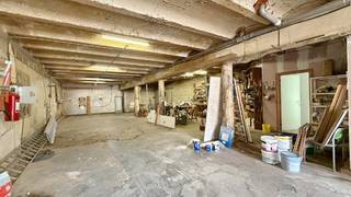 Opbrengsteigendom bestaande uit 7 appartementen en een ruime garage-magazijn-werkplaats van 150m² in het centrum.<br />De 7 appartementen hebben een vloeroppervlakte van 88m² - 75m² - 73m² - 72m² - 71m² - 62m² - 58m² (totaal 426m²) en beschikken elk over 1 slaapkamer.<br />+ ruime garage-magazijn-werkplaats van circa 150m² met hoge inrijpoort van 272cm - plafondhoogte circa 278cm<br />+ dagverblijf met keuken en badkamer op de 1ste verdieping<br />De appartementen beschikken over een ruime gemeenschappelijke koer-terras op het gelijkvloers (geen privé terras voor appartementen).<br />Gebouw met betonnen welfsels tussen de verdiepingen.<br />Elektrische installatie is individueel per appartement en goedgekeurd - water met tussenmeters.<br />Verwarming met gaskachel in living - individueel per appartement (geen centrale verwarming).<br />Huuropbrengst circa 3.500 euro/maand mogelijk + huuropbrengst van garage-magazijn (thans niet verhuurd).<br />Het mogelijks bruto rendement van deze opbrengsteigendom bedraagt circa 6,5% per jaar bij volledige verhuur.<br />Ki 2.708 euro. <br />De appartementen werden in 1987 ingericht in het gebouw en zijn in goede staat.<br />EPC 212 kwh/m² energielabel C - 259 kwh/m² energielabel C - 344 kwh/m² energielabel D - 357 kwh/m² energielabel D - 360 kwh/m² energielabel D - 378 kwh/m² energielabel D - 514 kwh/m² energielabel F. <br />Geen renovatieverplichting voor 6 van de 7 appartementen.<br />Stedenbouwkundige info: woongebied en RUP in dorpshart wonen in meervoud - geen omgevingsvergunning uitgereikt (gebouw ingericht met appartementen in 1987) - geen stedenbouwkundige overtreding gekend - niet gelegen in verkavelingsvergunning - geen voorkooprecht ruimtelijke ordening - geen rechterlijke herstelmaatregel of bestuurlijke maatregel opgelegd - geen maatregelen in het Vlaams handhavingsplatform.<br />Niet overstromingsgevoelig - gebouwenscore A - perceelscore A.