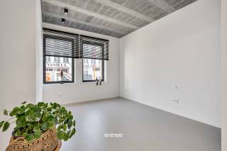 Dit prachtige appartement in Gent biedt een ideale combinatie van comfort en stijl. Met een bewoonbare oppervlakte van 85 m² geniet u van een ruime en lichte leefomgeving. De indeling omvat twee slaapkamers en twee badkamers, wat zorgt voor voldoende privacy en gemak voor het hele gezin.<br /><br />Het appartement beschikt over een aantrekkelijke tuin, die een rustige buitenruimte biedt midden in de stad. Deze groene oase is perfect voor ontspanning, tuinieren of gezellige momenten met familie en vrienden. Dankzij de 25m² heeft u voldoende ruimte om uw buitenwensen te realiseren.<br /><br />Gelegen in een rustige en toch goed bereikbare buurt van Gent, is dit appartement ideaal voor wie op zoek is naar een combinatie van stedelijk leven en groen comfort. De moderne voorzieningen en kwalitatieve afwerking maken dit pand een uitstekende keuze voor zowel gezinnen als koppels.<br /><br />Huurprijs: 1.475 €/maand<br />Gemeenschappelijke kosten: 75 €/maand<br /><br />Wenst een bezoek? Contacteer Mathieu op het nummer 0474/74.64.04.