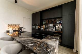 ONE OF A KIND- EXCLUSIEVE penthouse met UITZONDERLIJK mooi uitzicht over de JACHTHAVEN van Zeebrugge - mooie zonnige terrassen - gelegen in de prestigieuze nieuwbouwresidentie THE NAUTIC aan de jachthaven van Zeebrugge.<br />Exclusieve penthouse met subliem uitzicht aan de jachthaven<br /><br />Dit stijlvol DESIGN appartement werd afgewerkt met de duurzaamste materialen - de allernieuwste technieken en met oog voor alle huidig comfort en is omgeven door zongerichte terrassen met prachtig zicht over de jachthaven, de zee, het strand EN het hinterland. Hoge plafonds, Mortex, luxe en comfort maken van dit appartement met 2 slaapkamers, 2 badkamers en overal maatwerk een prachtig geheel.<br /><br />Het appartement wordt verkocht met een grote kelder in het gebouw en tevens is er de mogelijkheid tot aankoop van een dubbele gemakkelijk in- en uitrijbare garagebox ( € 150.000 ).<br /><br />TOP aanbod op een fantastische ligging voor wie van de Zee en de jachthaven houdt!