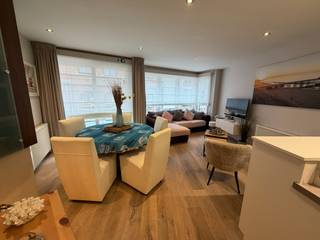 Ontdek dit <strong>lichtrijke</strong> en <strong>instapklare</strong> <strong>appartement</strong> op een <strong>toplocatie</strong> in het centrum van Blankenberge, op een <strong>boogscheut</strong> van het <strong>strand</strong> en met <strong>vlotte</strong> <strong>verbindingen</strong> via het <strong>openbaar</strong> <strong>vervoer</strong>. Dankzij de centrale ligging geniet u van alle voorzieningen binnen handbereik.<br /><br />Het appartement bevindt zich op de <strong>eerste</strong> <strong>verdieping</strong> van een recente residentie en is bereikbaar met de <strong>lift</strong>. Bij het betreden valt meteen de <strong>ruime</strong> en <strong>lichtrijke</strong> <strong>leefruimte</strong> op, die naadloos overgaat in een <strong>volledig</strong> <strong>uitgeruste</strong> <strong>open</strong> <strong>keuken</strong>. Vanuit de leefruimte heeft u rechtstreeks toegang tot een <strong>aangenaam</strong> <strong>terras</strong> waar u in alle rust kan genieten. Verder beschikt het appartement over <strong>twee</strong> <strong>volwaardige</strong> en <strong>ruime</strong> <strong>slaapkamers</strong>, een <strong>badkamer</strong> uitgerust met een <strong>ligbad</strong> met <strong>mogelijkheid</strong> tot <strong>douchen</strong> en een praktische <strong>berging</strong> met <strong>aansluiting</strong> voor een <strong>wasmachine</strong>.<br /><br />Extra troeven zijn de <strong>conforme</strong> <strong>elektrische</strong> <strong>keuring</strong> en het moderne karakter van het gebouw. Daarnaast biedt de eigenaar de <strong>mogelijkheid</strong> om een ruime <strong>staanplaats</strong> op niveau -1 <strong>aan</strong> <strong>te</strong> <strong>kopen.</strong><br /><br />Dankzij de uitstekende ligging, het comfort en de praktische indeling is dit appartement uitermate geschikt als tweede verblijf, investering of hoofdverblijfplaats.